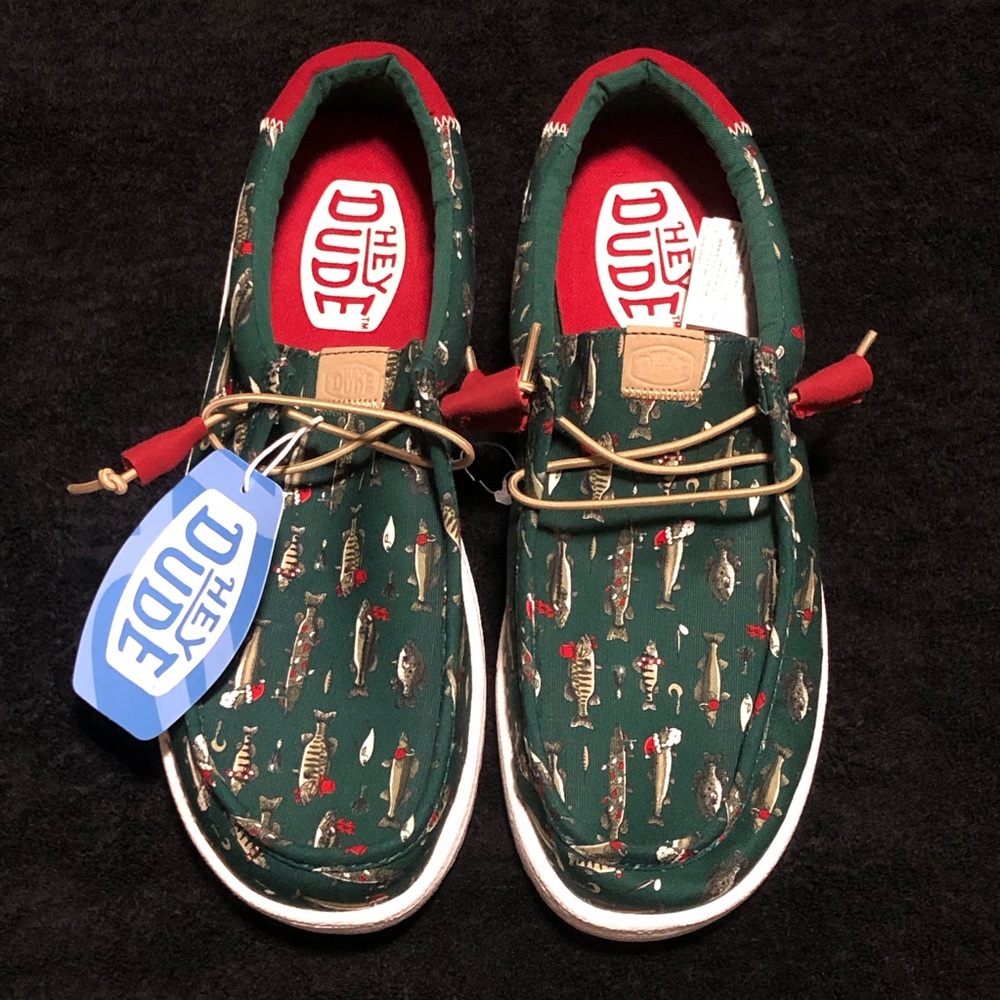 Hey Dude Wally Merry Fishmas Lure Loafers Men’s Size 10 Christmas Fish Green Red